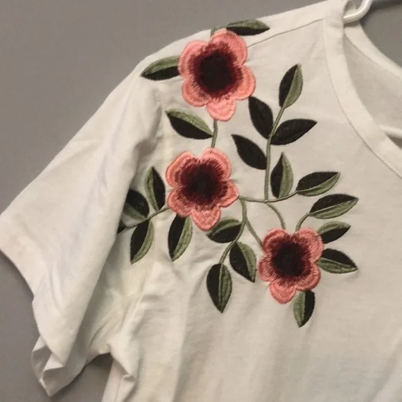 Chelsea and Theodore Peplum Embroidered Floral White Top Size Medium - Picture 2 of 4